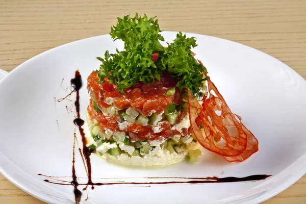 Salade de légumes sur assiette — Photo