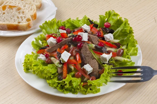 Salada de legumes com carne assada — Fotografia de Stock