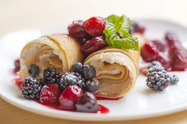 Panqueques con requesón y bayas — Foto de Stock