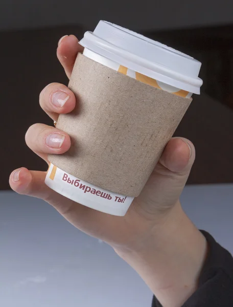 Un hombre sosteniendo una taza de café de papel —  Fotos de Stock