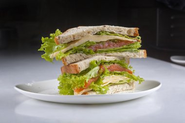 Beyaz tabak taze ve lezzetli sandviç