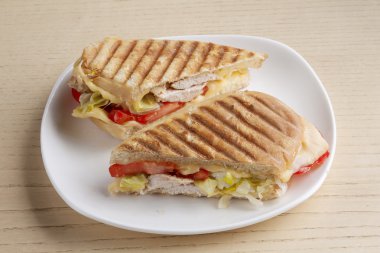 sonriente a joven sosteniendo y mostrando su portátil