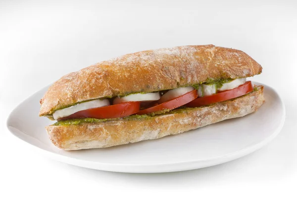 Sanduíche fresco e saboroso na placa branca — Fotografia de Stock