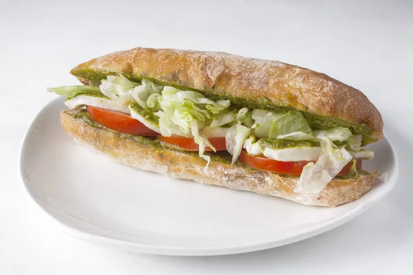 Čerstvé a chutné sendviče na bílé desce — Stock fotografie