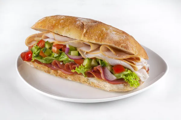 Beyaz tabak taze ve lezzetli sandviç — Stok fotoğraf