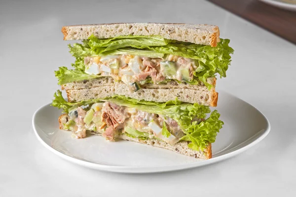 在白板上的新鲜和美味三明治 — 图库照片