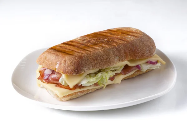 Свежий и вкусный сэндвич на белой тарелке — стоковое фото