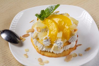 şeftali ve çırpılmış kremalı pasta