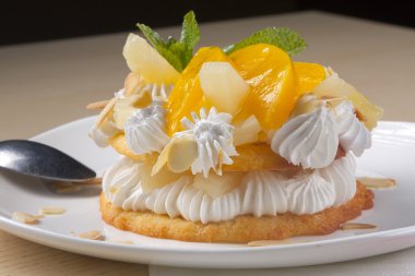 şeftali ve krem şanti ile pasta