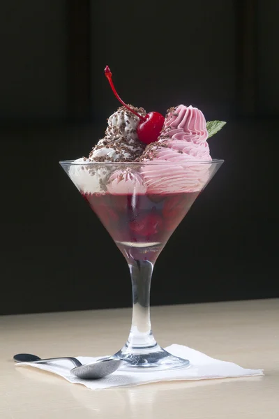 Dessert - Eis und frische Beeren im Glas — Stockfoto