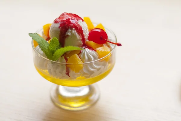 Мороженное с ягодами и взбитыми сливками — стоковое фото
