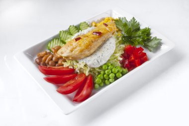 ızgara tavuk göğsü ve sebze salatası