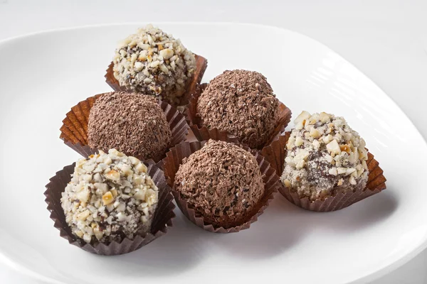 Chocolade truffel op papier — Stockfoto