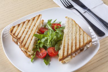 DELICIOU sandiwch plaka üzerinde