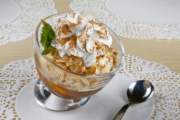 Dessert di frutta con crema — Foto Stock