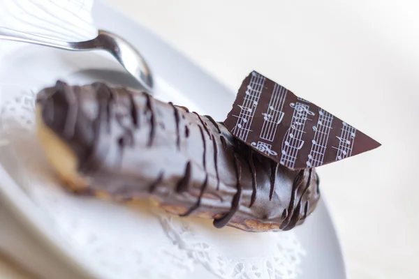 Chocolate eclair — Stock Photo, Image