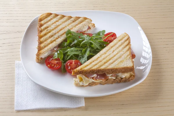 bir DELICIOU tavuk sandiwch plaka üzerinde