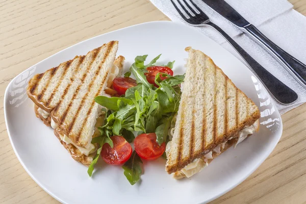 DELICIOU sandiwch plaka üzerinde