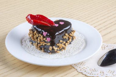 kalp içinde geleneksel Yemeği çikolatalı pasta şeklinde