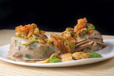 siyah arka plan üzerine karidesli krep