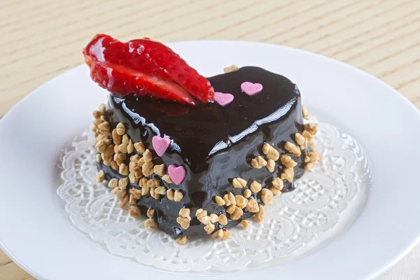 Herzförmige Schokoladenkuchen in einem traditionellen Gericht — Stockfoto