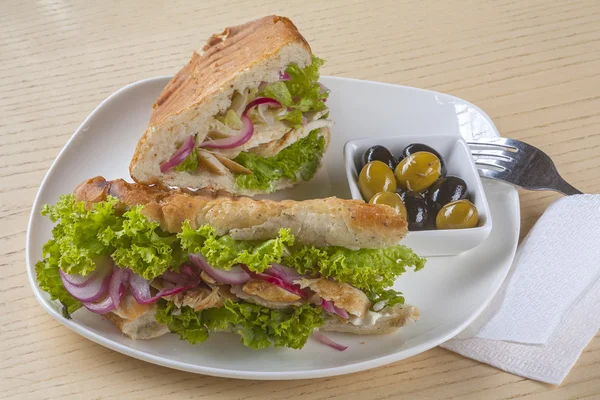 Sandwich aux légumes verts et aux olives — Photo