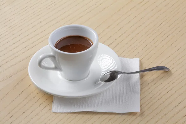 Xícara de café na mesa de madeira — Fotografia de Stock