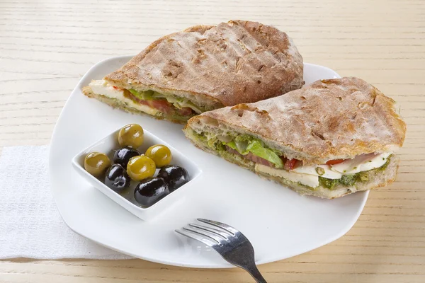 Sandwich met spek en olijven — Stockfoto