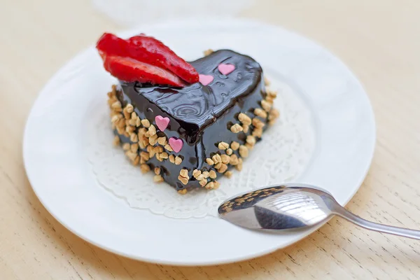 ハート形の伝統的な料理のチョコレート ケーキ — ストック写真