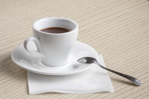 Taza de café sobre mesa de madera — Foto de Stock