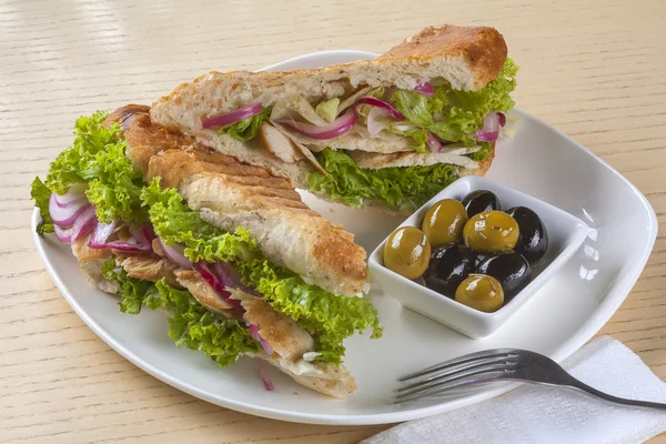 Сэндвич с зеленью и оливками — стоковое фото