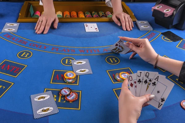 Jugar a las cartas en casino — Foto de Stock