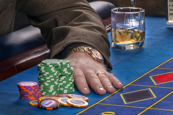 Spelen in casino. hand van een speler — Stockfoto