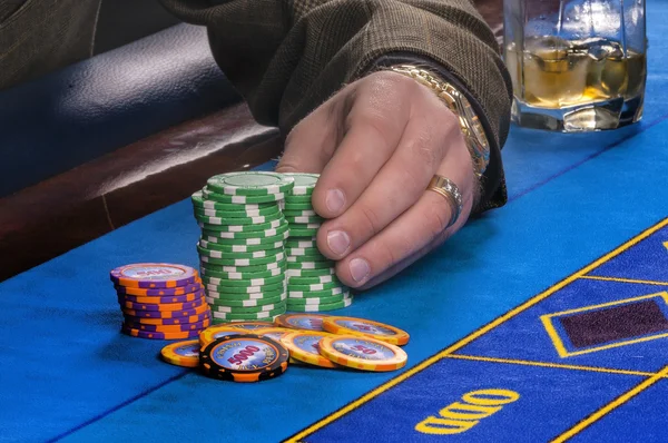 Mano del hombre en la mesa de juego — Foto de Stock