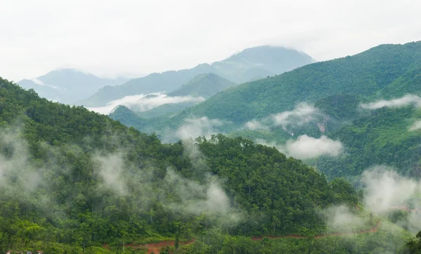 Niebla colinas - montañas niebla paisaje - niebla y montaña — Foto de Stock