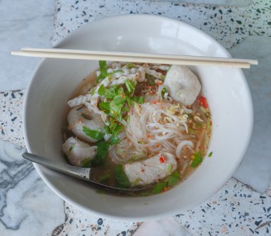 Tom yum çorbası. Tay tarzında baharatlı erişte çorbası - Tayland Mutfağı