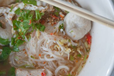 Tom yum çorbası. Tay tarzında baharatlı erişte çorbası - Tayland Mutfağı