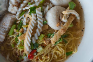 Tom yum çorbası. Tay tarzında baharatlı erişte çorbası - Tayland Mutfağı