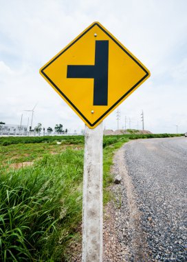 sol birleşim yol tabelasını bulutlu gökyüzü arka plan üzerinde