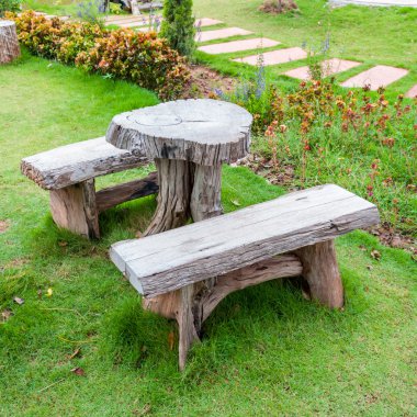 Boş tahta masa ve tezgah Bahçe veya park