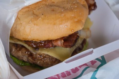 Hamburger yemeye hazır bir kağıt warp ile bir kutu içinde