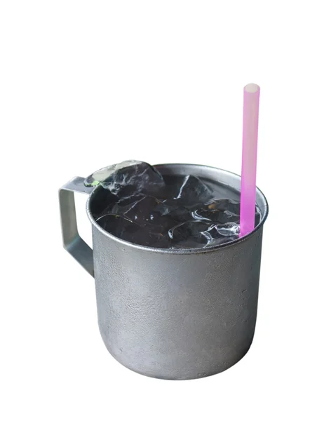 Agua potable fría en taza de acero inoxidable — Foto de Stock