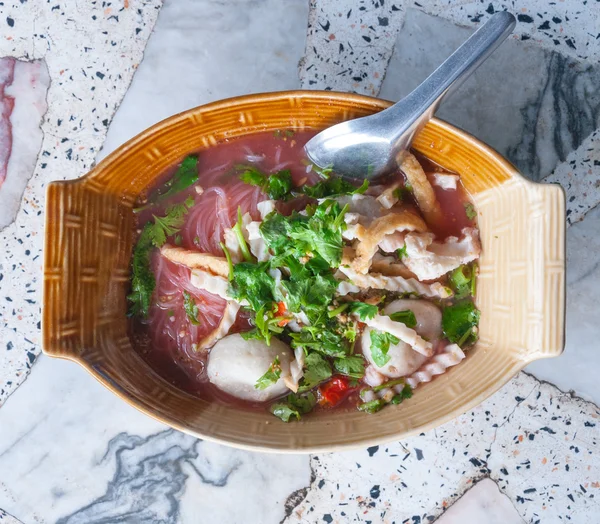 Tom yum nudelsoppa. thailändsk stil kryddig nudelsoppa - thaimat — Stockfoto