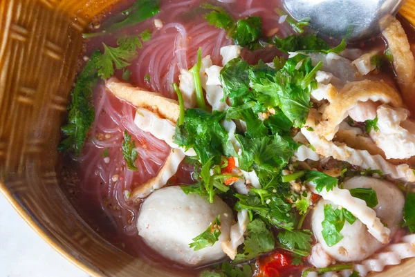 汤姆百胜面条汤。泰式香辣牛肉面-泰国菜 — 图库照片