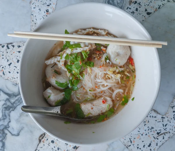 Tom yum nudlová polévka. thajském stylu pikantní nudlová polévka - thajská kuchyně — Stock fotografie