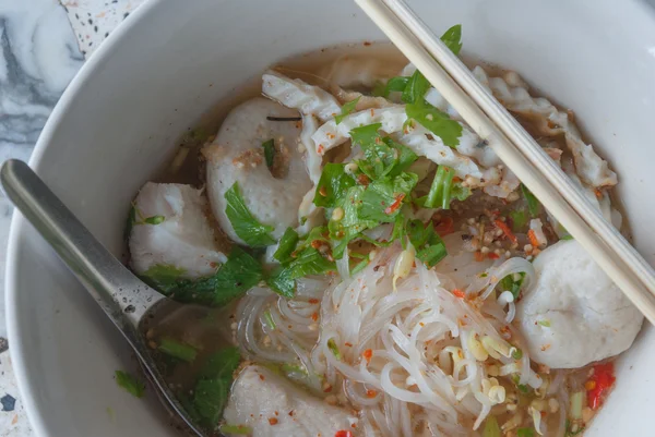 Tom yum nudelsoppa. thailändsk stil kryddig nudelsoppa - thaimat — Stockfoto