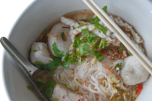 Tom yum noodle soup. Thai style spicy noodle soup - Thai cuisine — Stock Photo, Image