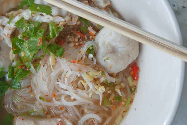 Tom yum nudlová polévka. thajském stylu pikantní nudlová polévka - thajská kuchyně — Stock fotografie