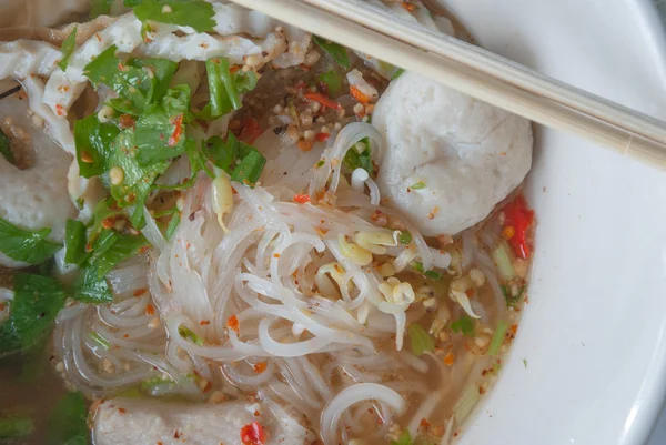 Tom yum nudelsoppa. thailändsk stil kryddig nudelsoppa - thaimat — Stockfoto