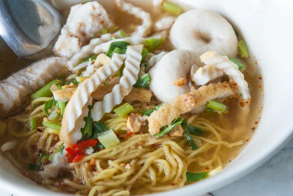 Tom yum nudelsoppa. thailändsk stil kryddig nudelsoppa - thaimat — Stockfoto